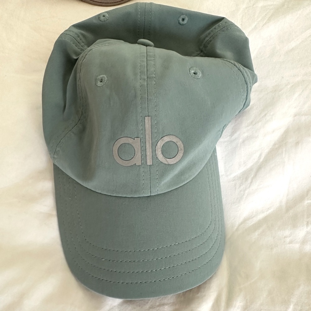 Alo Performance Off Duty hat in Icy Sage - never worn